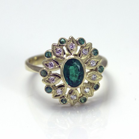 18k Yellow Gold Large Oval Fancy Cluster with Emerald 0.10ct and Diamond 0.15ct